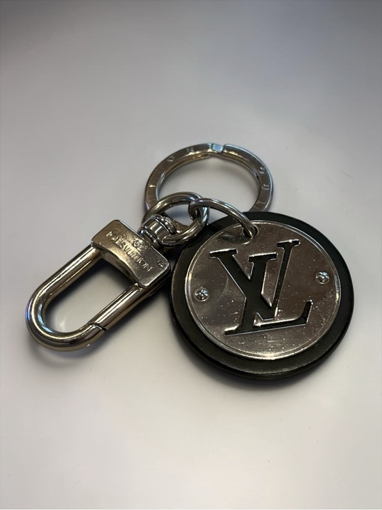 Louis Vuitton Circle Silver Metal Key Holder Bag Charm Keychain.  Box + Dust Bag